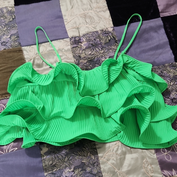 Main Strip Cropped Ruffle Top - Picture 3 of 5